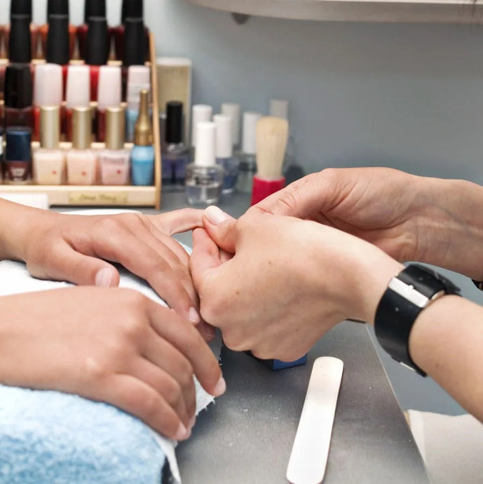 Tiệm nail đông khách ở Ontario, bán cho khách Việt Nam làm Business Work Permit